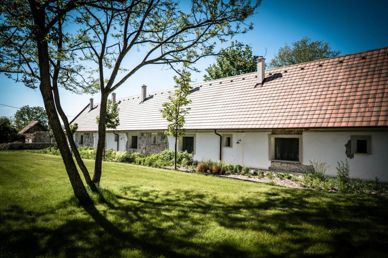 Pajta Apartman Es Vendeghaz Tata Buitenkant foto