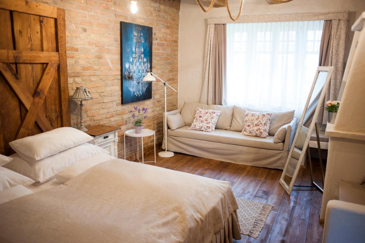 Pajta Apartman Es Vendeghaz Tata Buitenkant foto