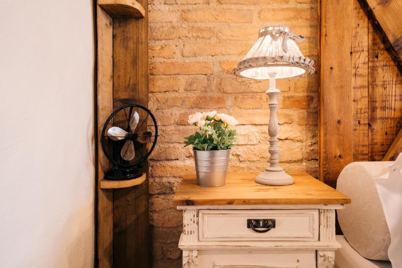 Pajta Apartman Es Vendeghaz Tata Buitenkant foto
