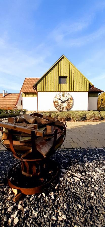 Pajta Apartman Es Vendeghaz Tata Buitenkant foto